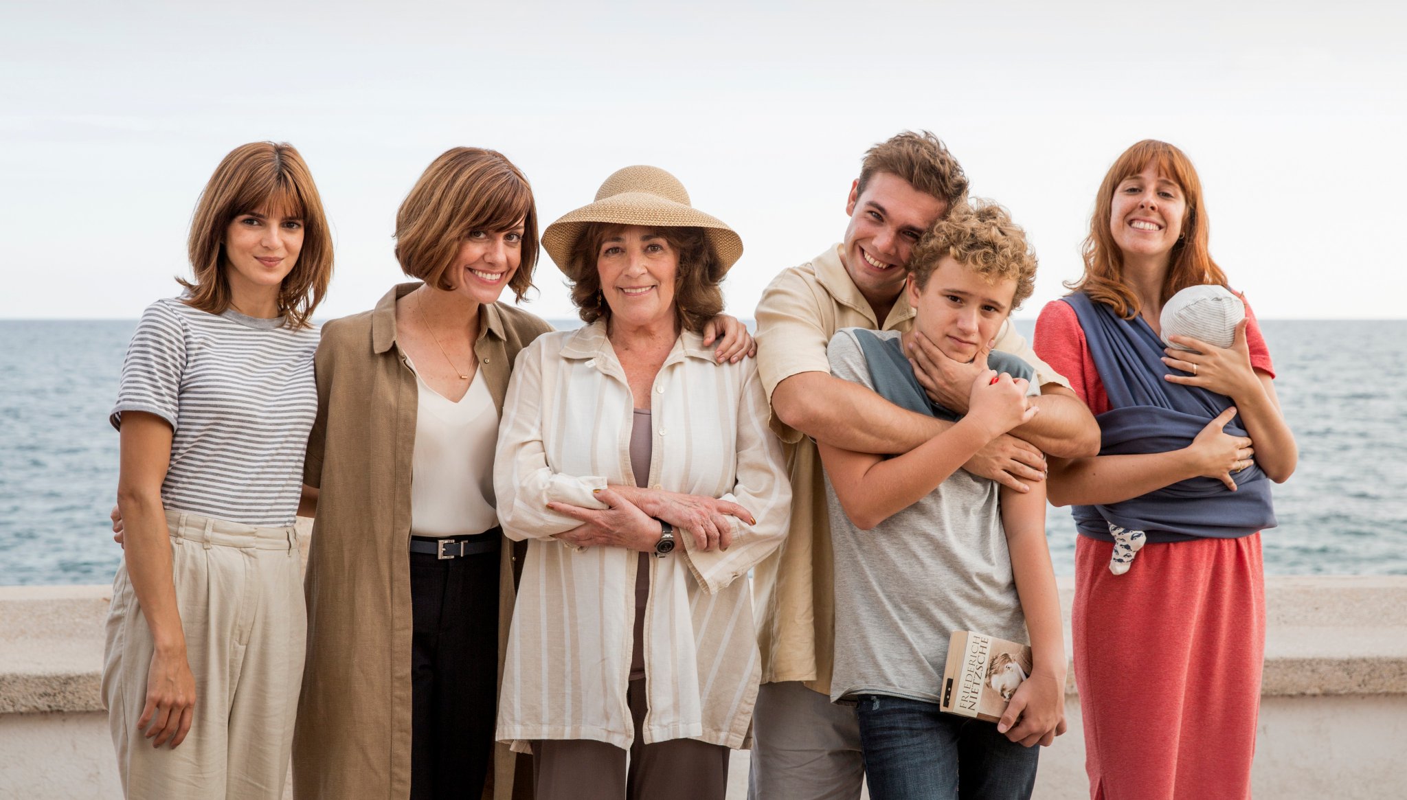 Carmen Maura, Clara Lago, Alexandra Jiménez, Carlos Cuevas, Paula Malia, and León Martínez in In Family I Trust (2019)