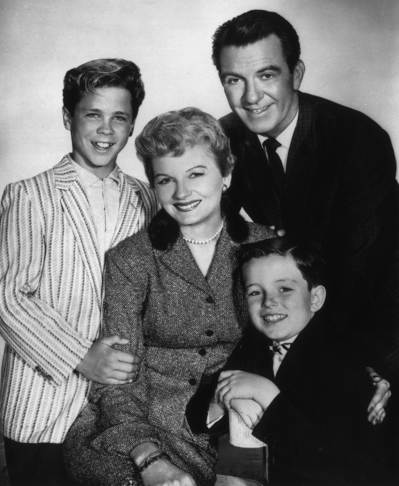 Hugh Beaumont, Barbara Billingsley, Tony Dow, and Jerry Mathers in Leave It to Beaver (1957)