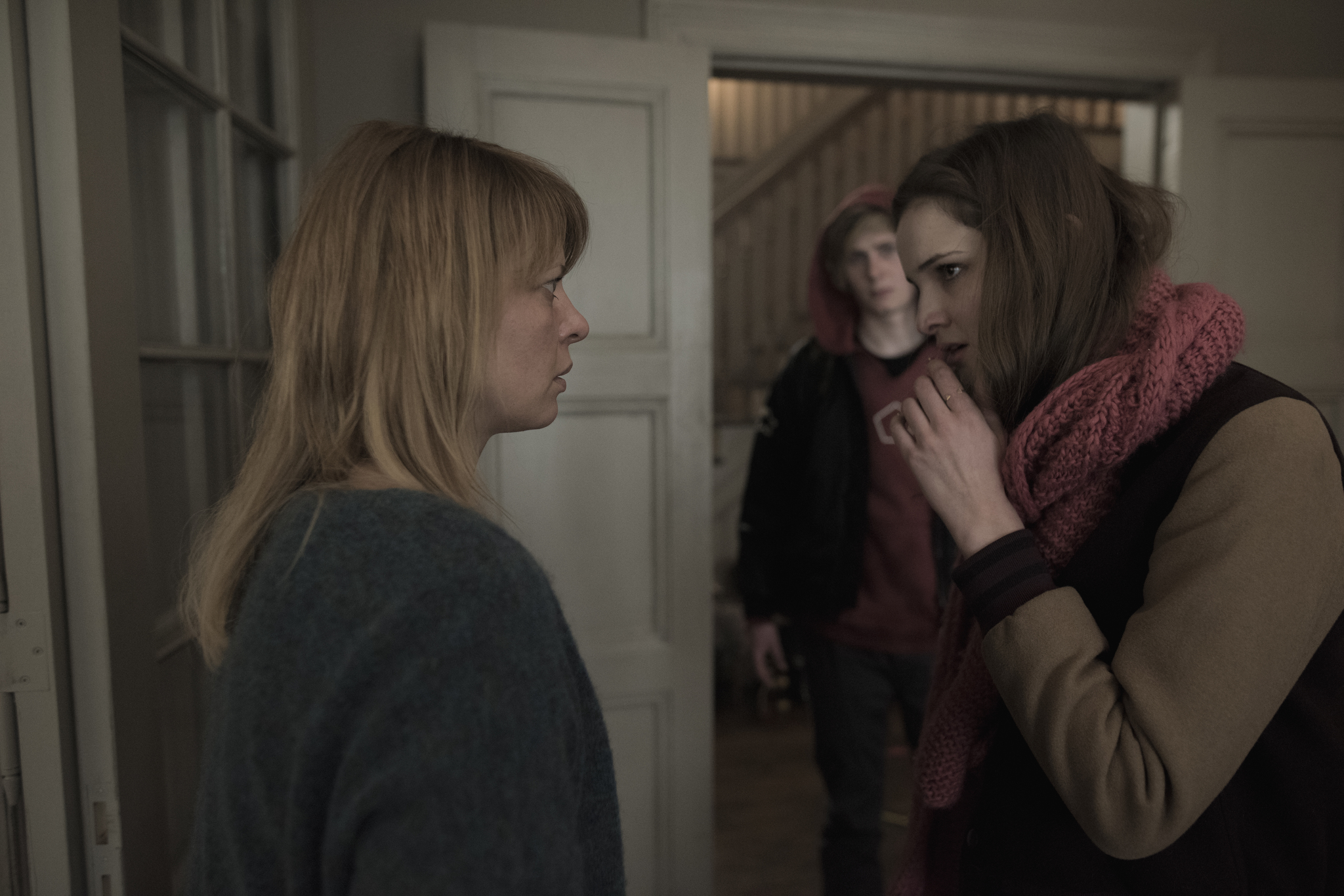 Jördis Triebel, Moritz Jahn, and Lisa Vicari in Dark (2017)