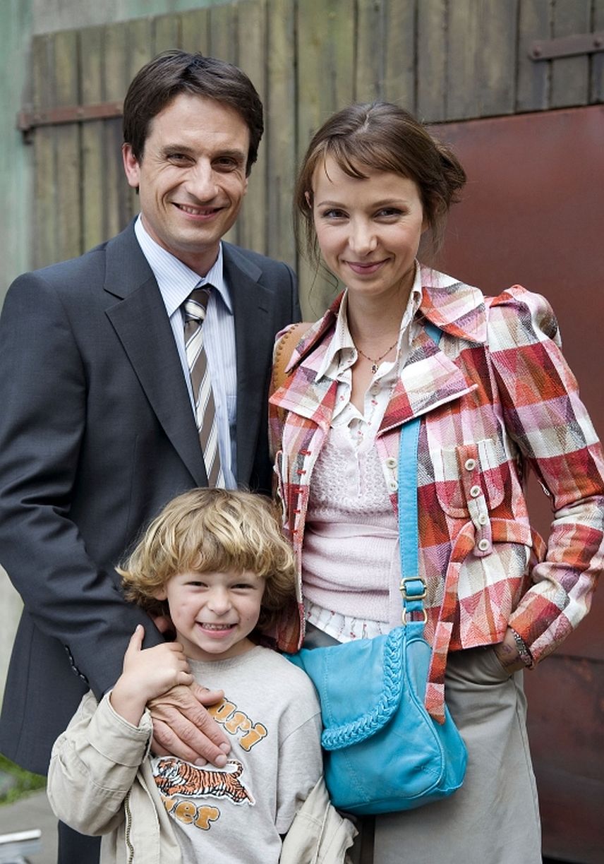 Oliver Mommsen, Julia Koschitz, and Junis Marlon in Woran dein Herz hängt (2009)