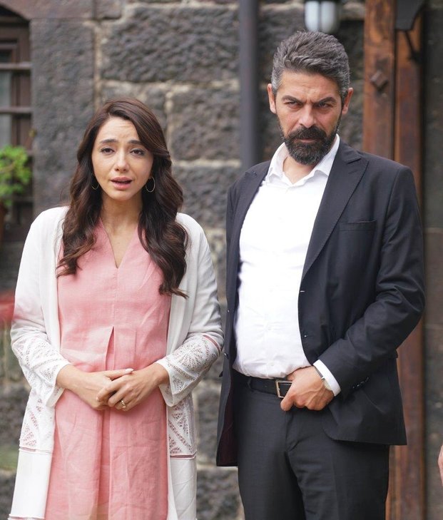 Sinan Tuzcu and Öykü Gürman in Sen Anlat Karadeniz (2018)