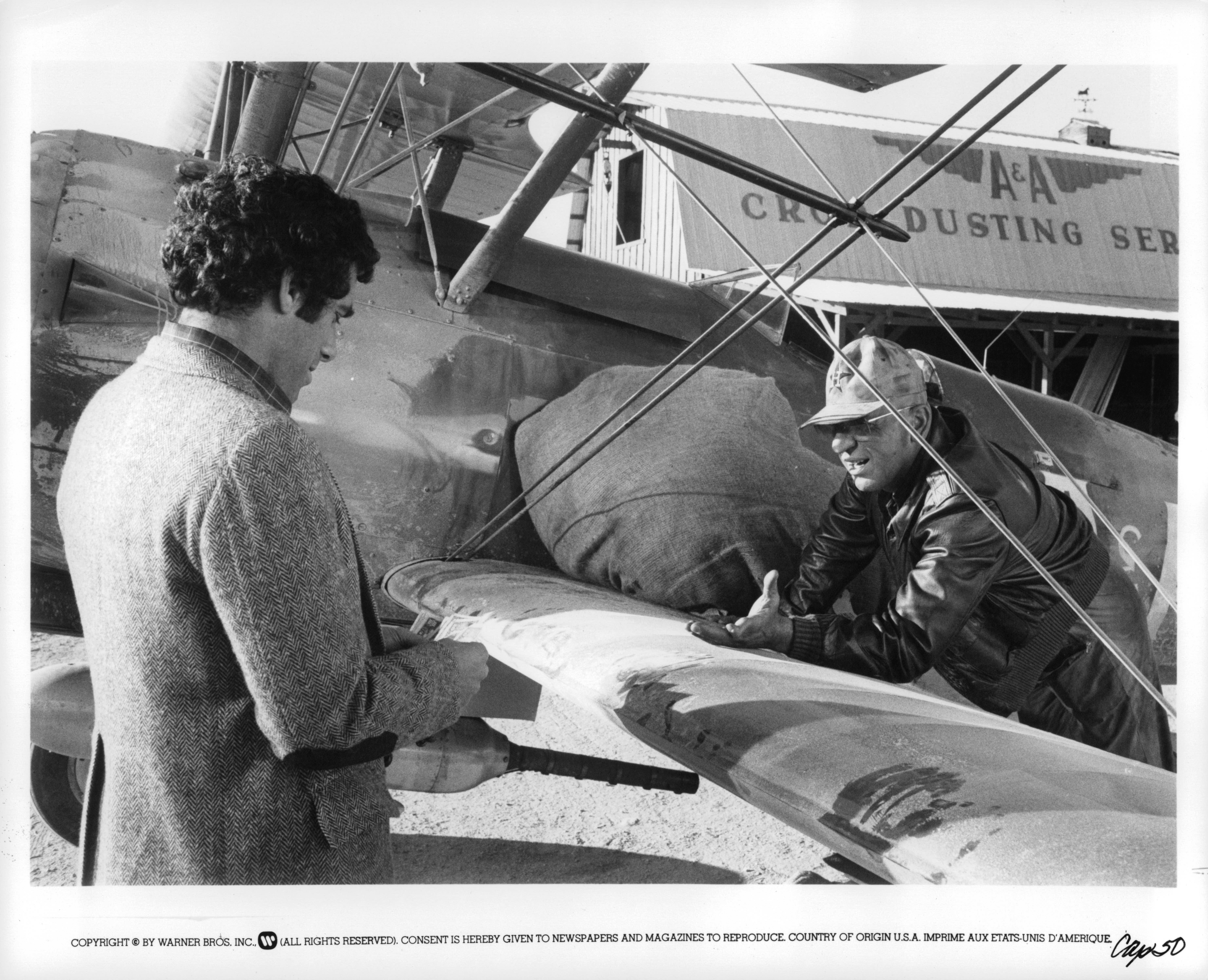 Elliott Gould and Telly Savalas in Capricorn One (1977)