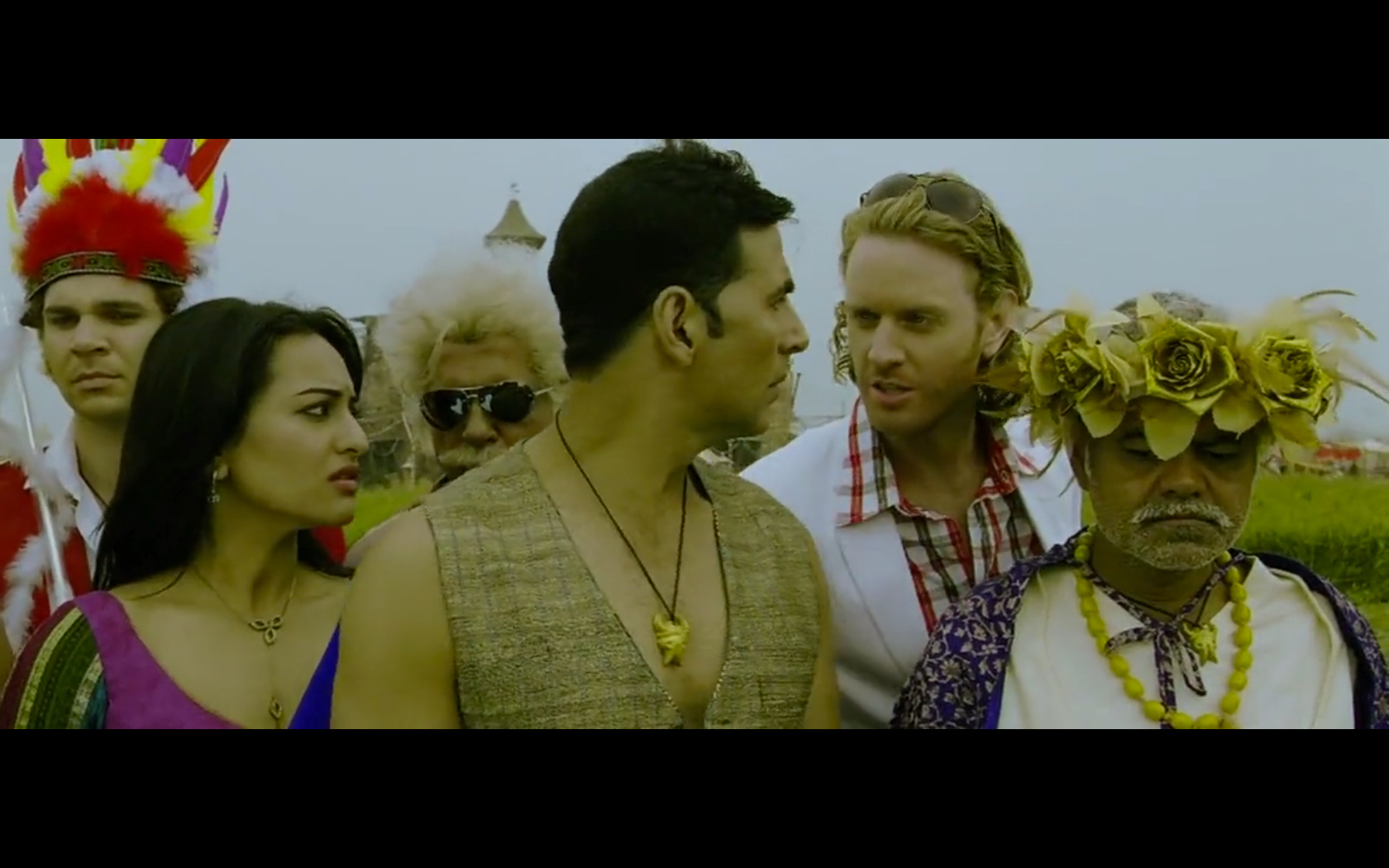 Akshay Kumar, Sanjay Mishra, Darshan Jariwala, Alexx O'Nell, and Sonakshi Sinha in Joker (2012)