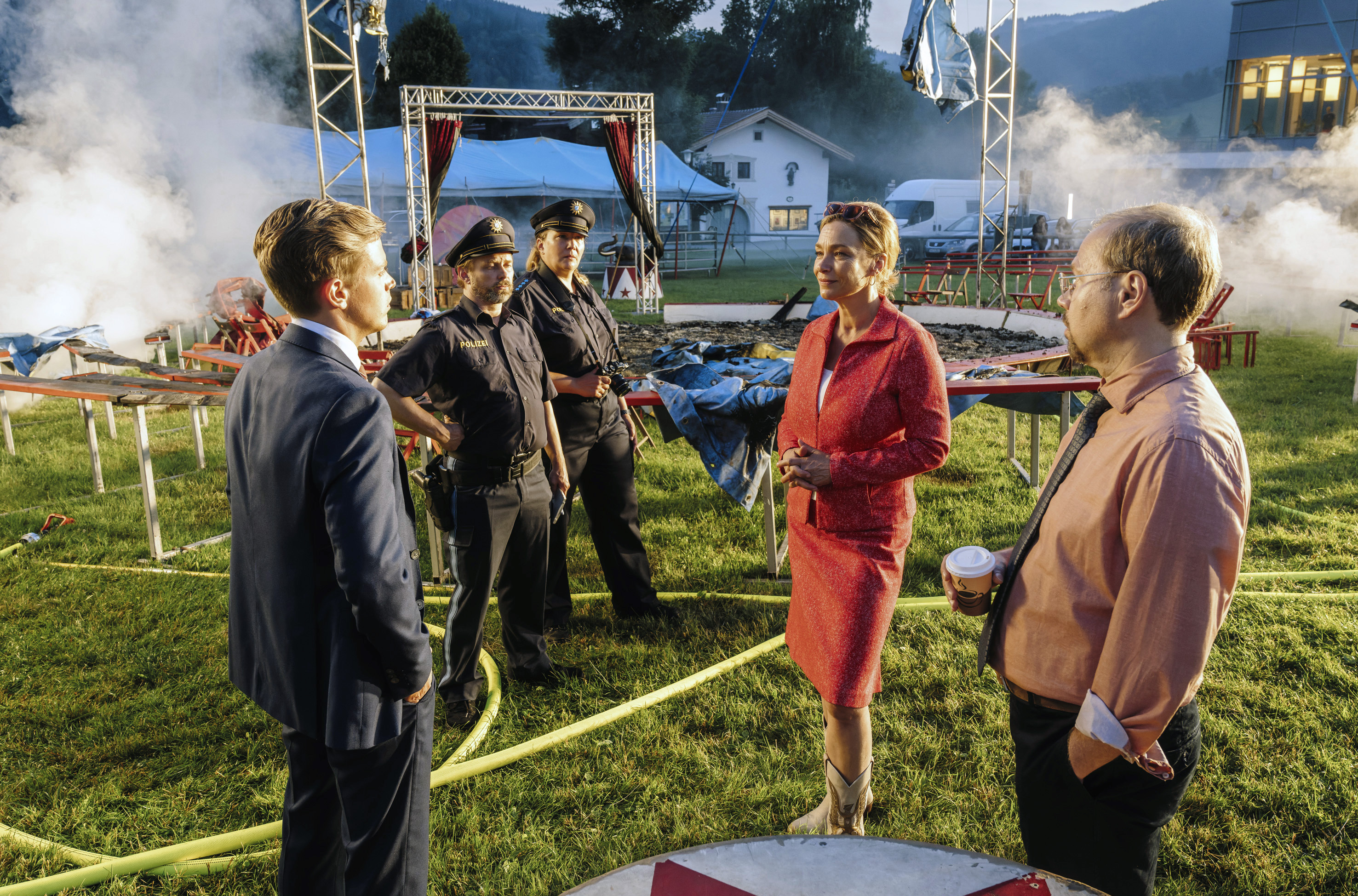 David Baalcke, Barbara Bauer, Konstantin Moreth, Aglaia Szyszkowitz, and Ferdinand Hofer in Zimmer mit Stall (2018)