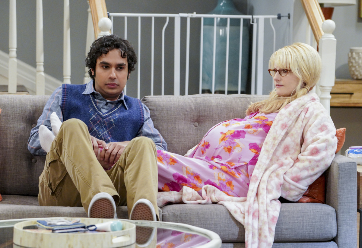 Melissa Rauch and Kunal Nayyar in The Big Bang Theory (2007)