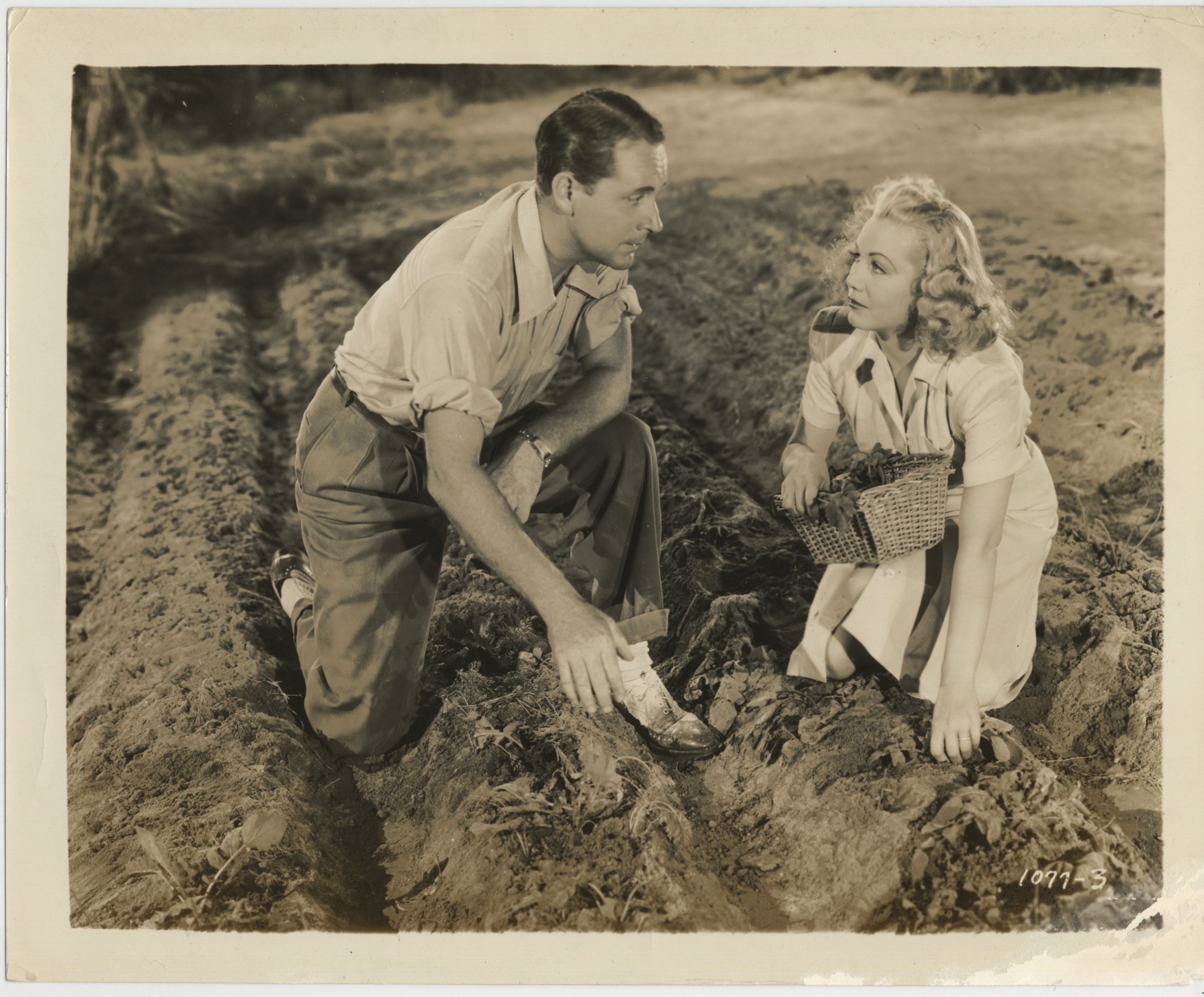 Gloria Dickson and Donald Douglas in Mercy Island (1941)