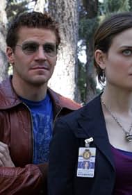 David Boreanaz and Emily Deschanel in Bones (2005)