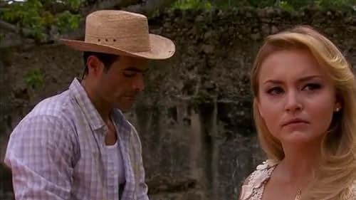 Luis Roberto Guzmán and Angelique Boyer in Lo que la vida me robó (2013)