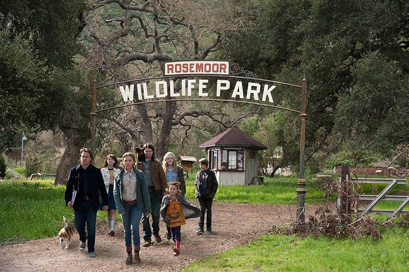 Matt Damon, Patrick Fugit, Carla Gallo, Scarlett Johansson, Elle Fanning, Colin Ford, Maggie Elizabeth Jones, and Crystal the Monkey in We Bought a Zoo (2011)