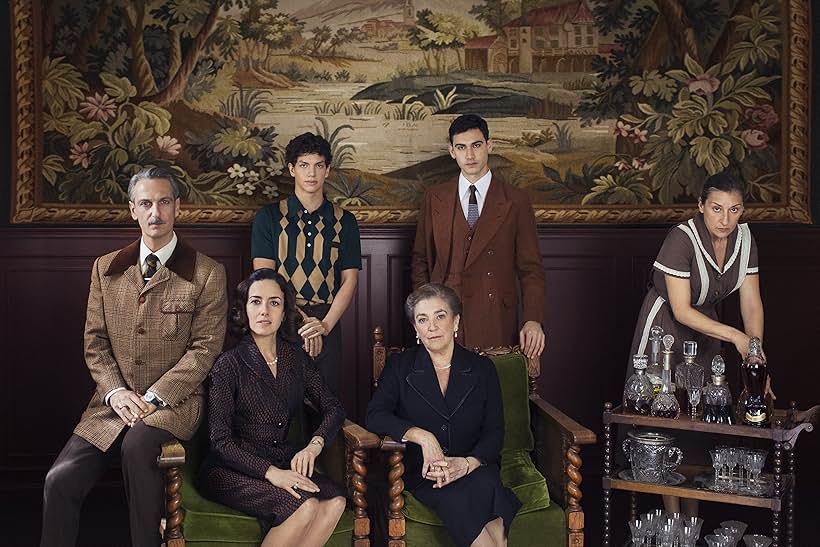 Ernesto Alterio, Mariola Fuentes, Carmen Maura, Alejandro Speitzer, Cecilia Suárez, and Isaac Hernández in Someone Has to Die (2020)