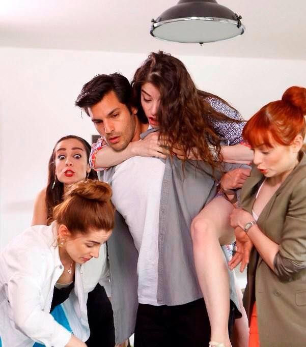 Fatma Toptas, Nilperi Sahinkaya, Özge Gürel, Serkan Çayoglu, and Nihal Isiksaçan in Cherry Season (2014)