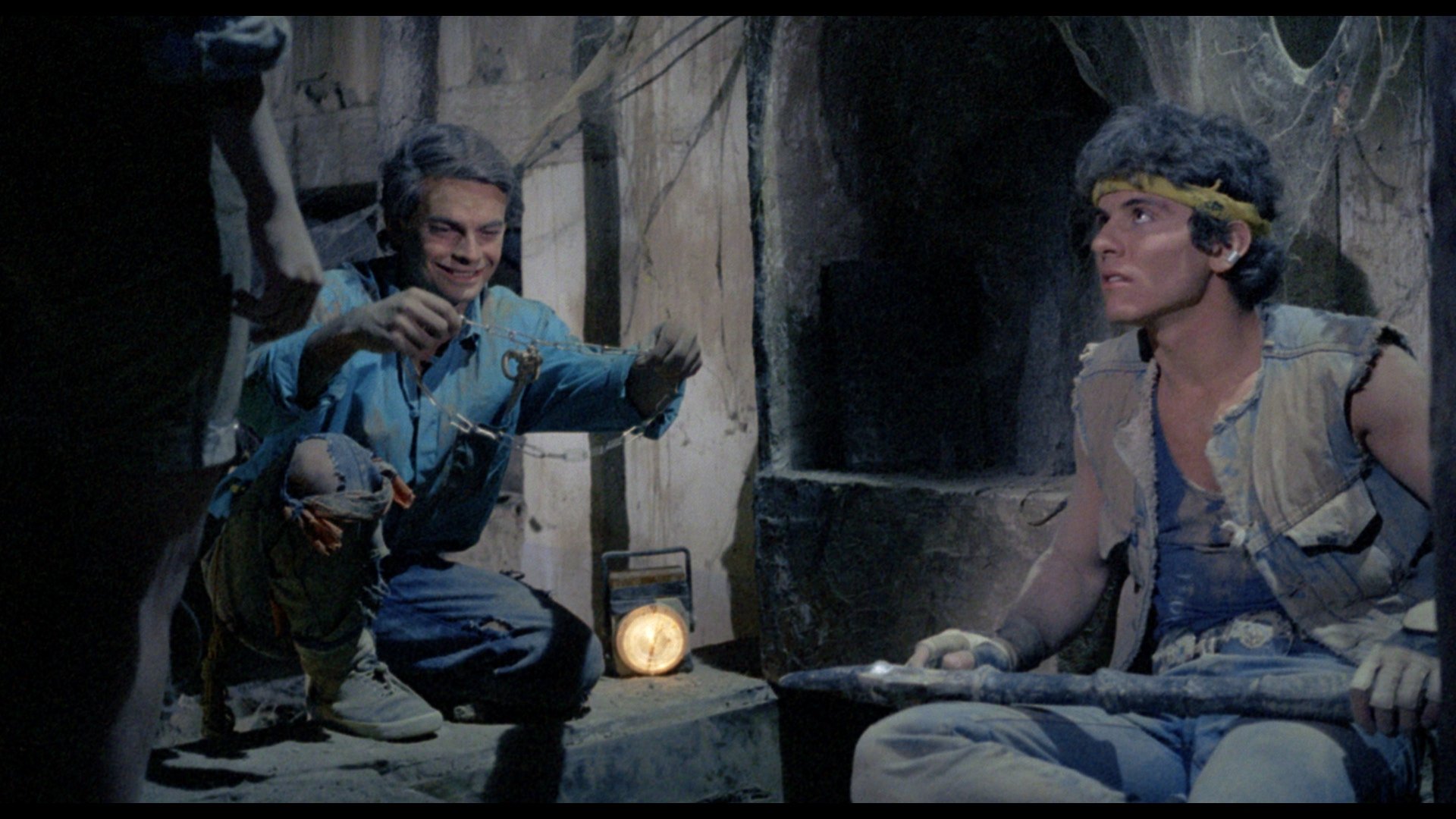 Germán Bernal and Ernesto Laguardia in Grave Robbers (1989)