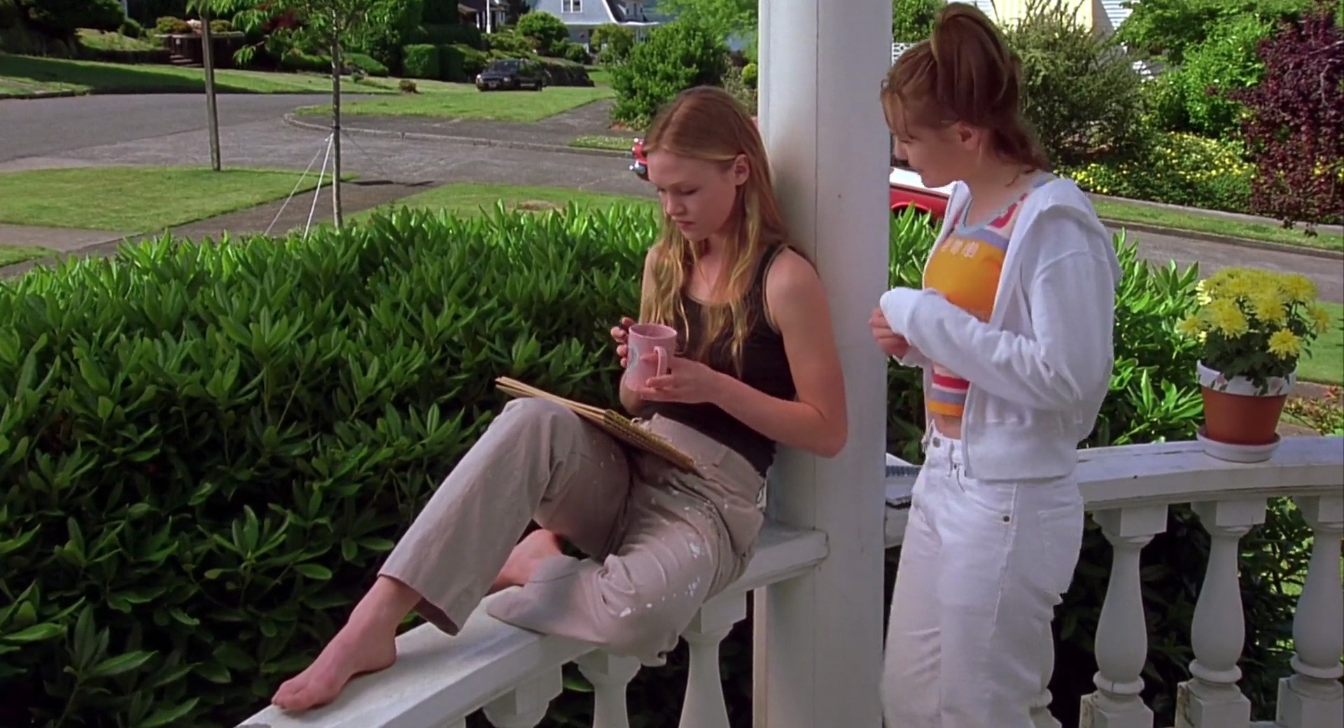 Julia Stiles and Larisa Oleynik in 10 Things I Hate About You (1999)