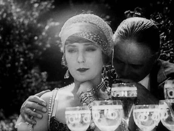 Jeanne Helbling in La glace à trois faces (1927)