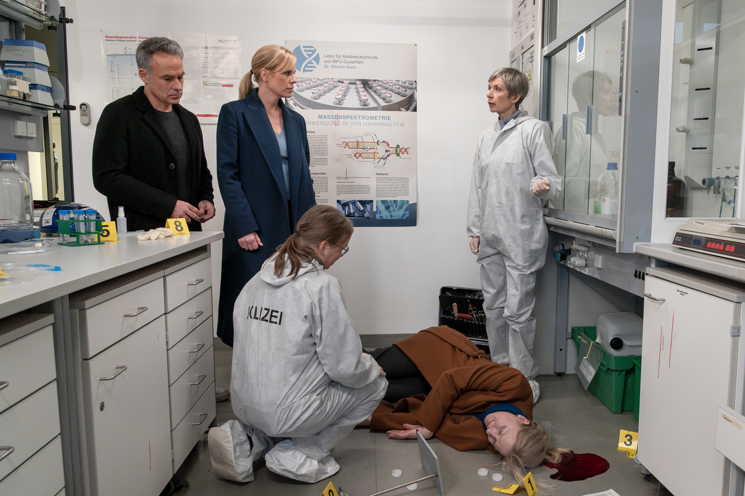 Marco Girnth, Melanie Marschke, Anna Stieblich, and Antje Widdra in Um ein Haar (2024)