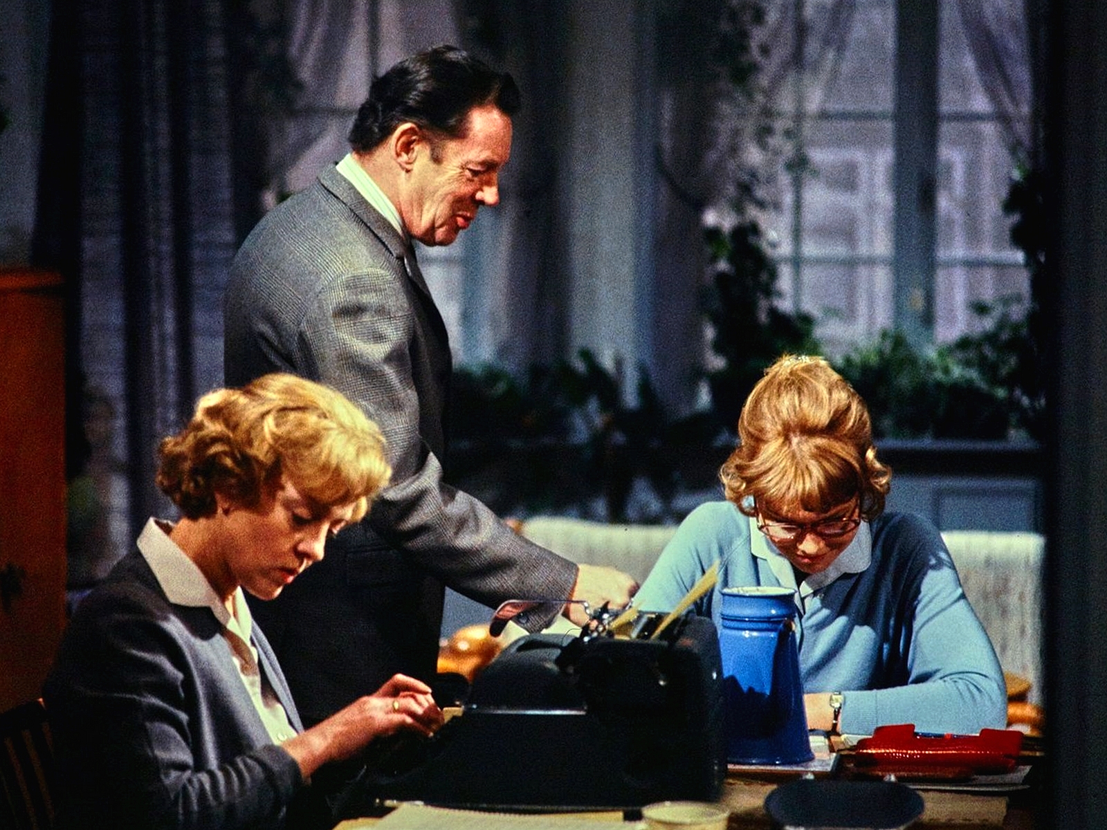 Louis Miehe-Renard, Hanne Ribens, and Helle Merete Sørensen in Krigsdøtre (1981)