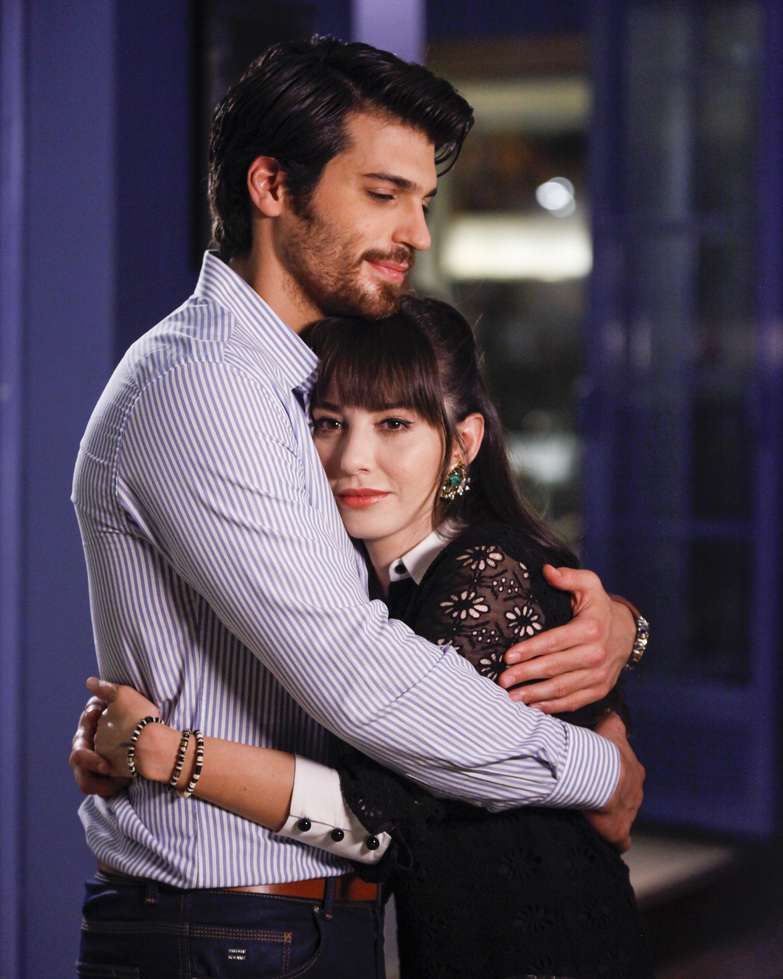 Özge Gürel and Can Yaman in Full Moon (2017)