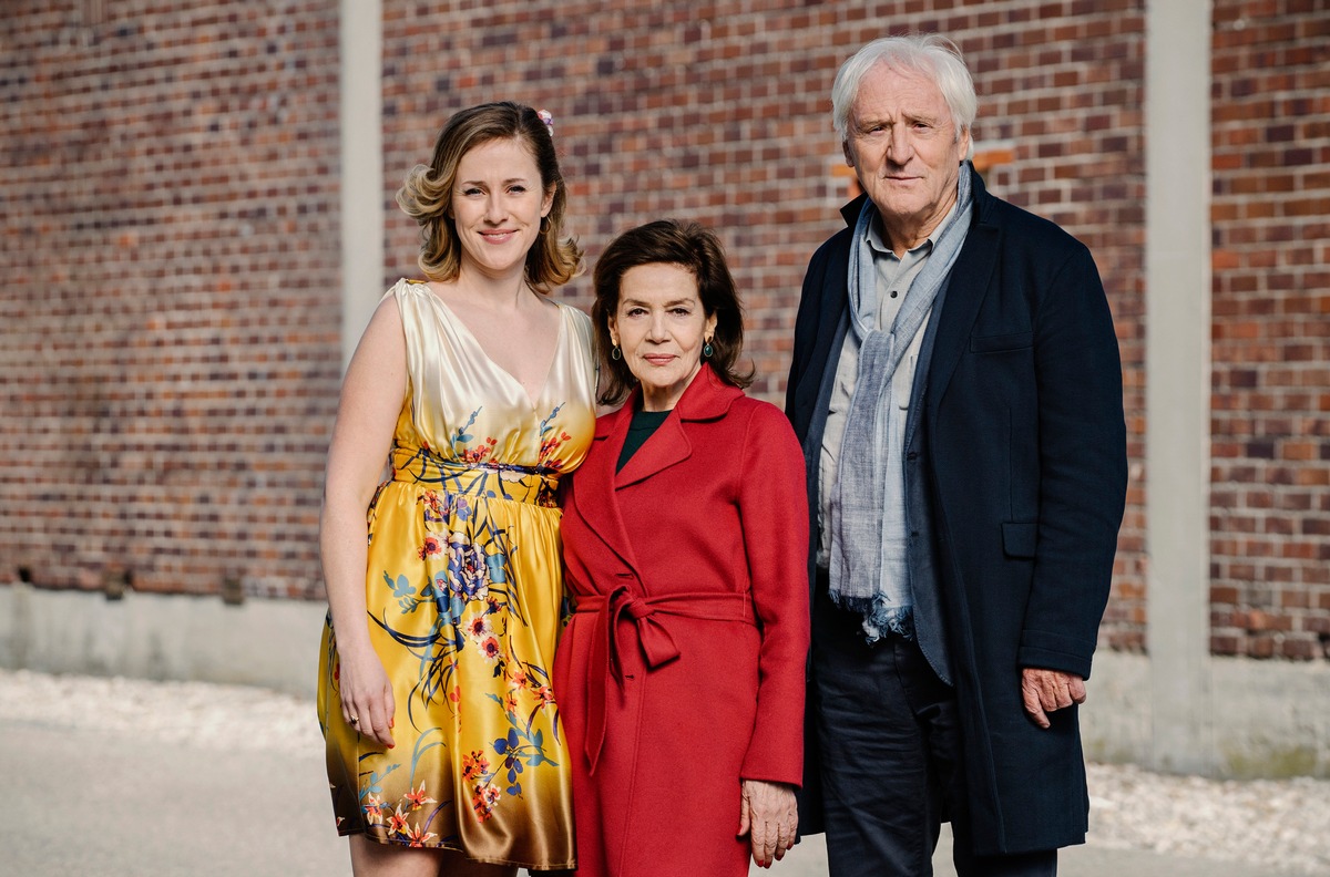 Hannelore Elsner, Günther Maria Halmer, and Marlene Morreis in Lang lebe die Königin (2020)