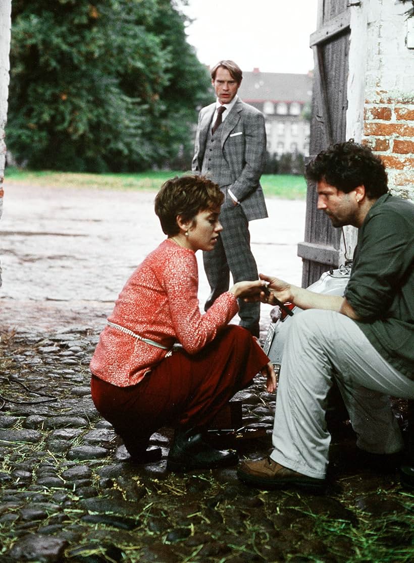 Muriel Baumeister, Pierre Besson, and Francis Fulton-Smith in Gefühle im Sturm (2002)