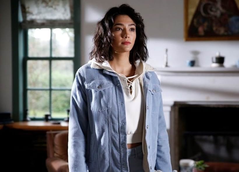 Aybüke Pusat in Falcon Crest (2018)