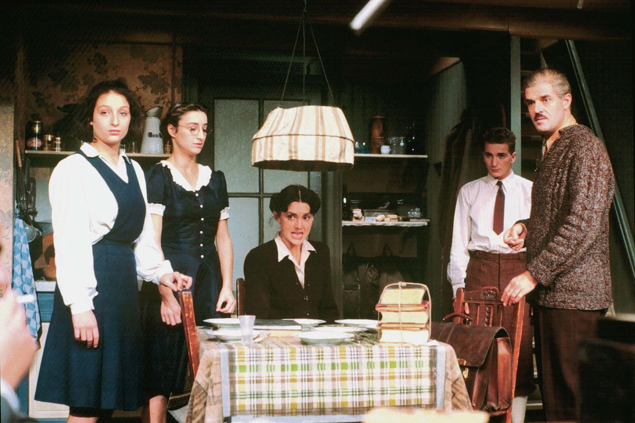 Edith Andriesse, Jeroen Krabbé, Frank Rigter, Truus te Selle, and Jip Wijngaarden in The Diary of Anne Frank (1985)