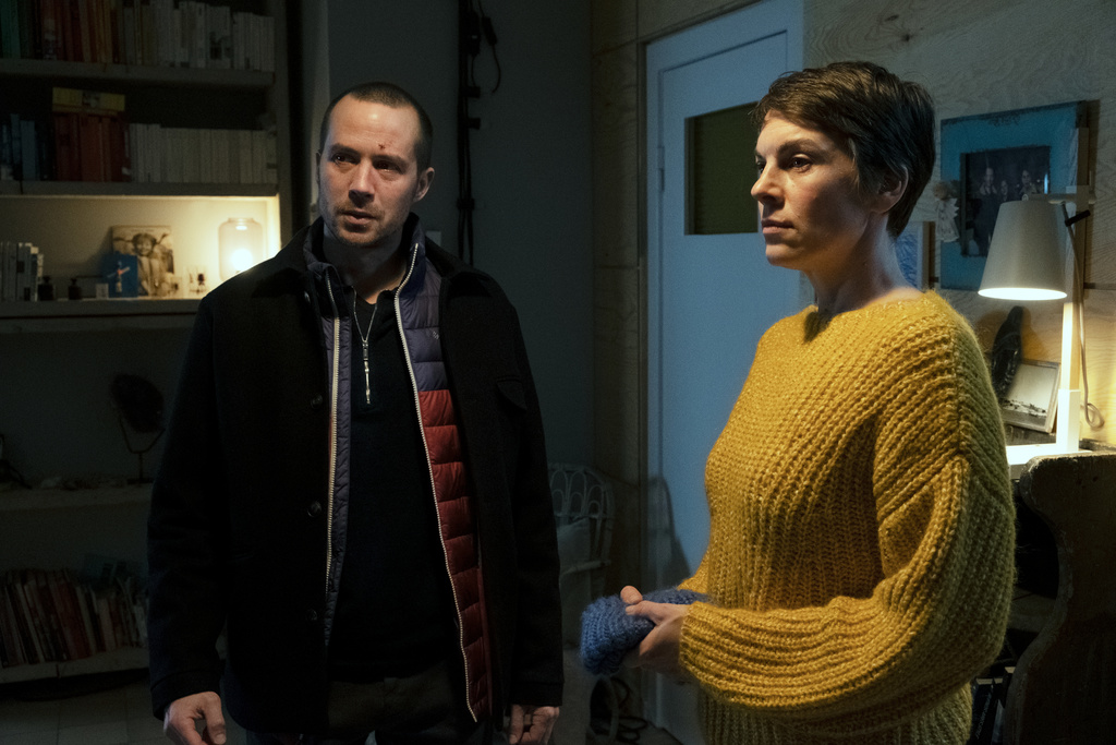 Victoria Mayer and Barnaby Metschurat in Tage des letzten Schnees (2019)