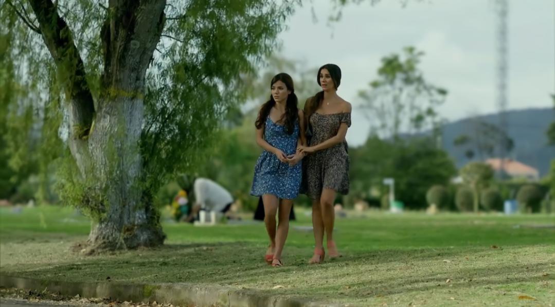 Catherine Siachoque and Diana Isabel Acevedo in Sin Senos Sí Hay Paraíso (2016)