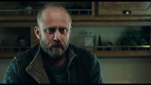 Will (Ben Foster) and his teenage daughter, Tom (Thomasin Harcourt McKenzie), have lived off the grid for years in the forests of Portland, Oregon. When their idyllic life is shattered, both are put into social services. After clashing with their new surroundings, Will and Tom set off on a harrowing journey back to their wild homeland.