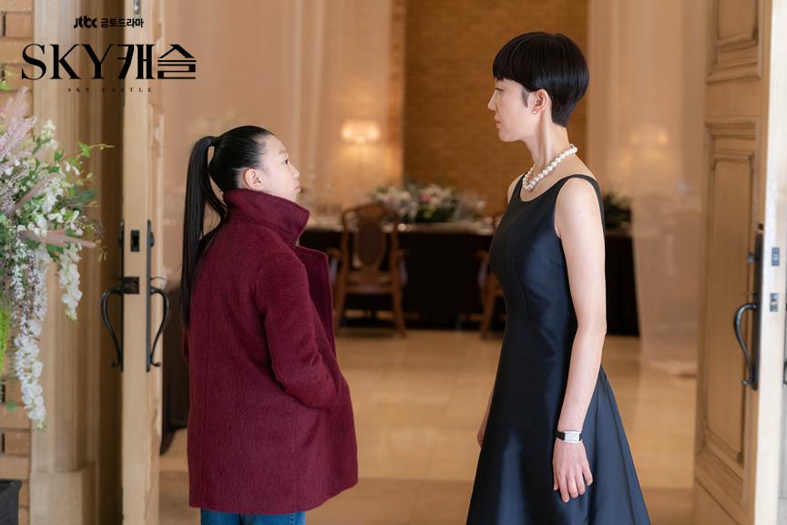 Yum Jung-ah and Lee Ji-won in SKY Castle (2018)