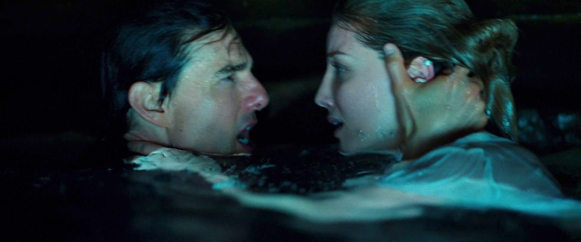 Tom Cruise and Annabelle Wallis in The Mummy (2017)