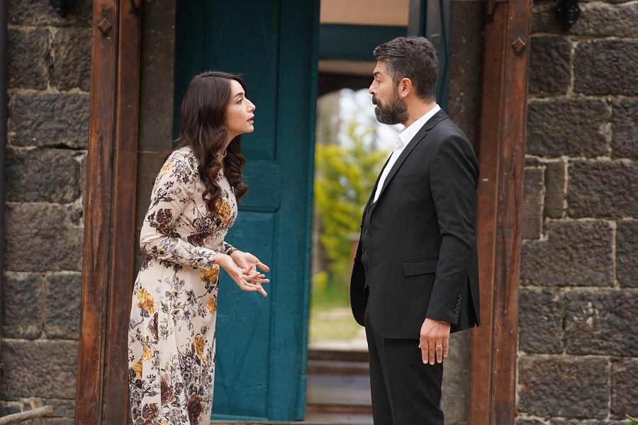 Sinan Tuzcu and Öykü Gürman in 49. Bolum (2019)