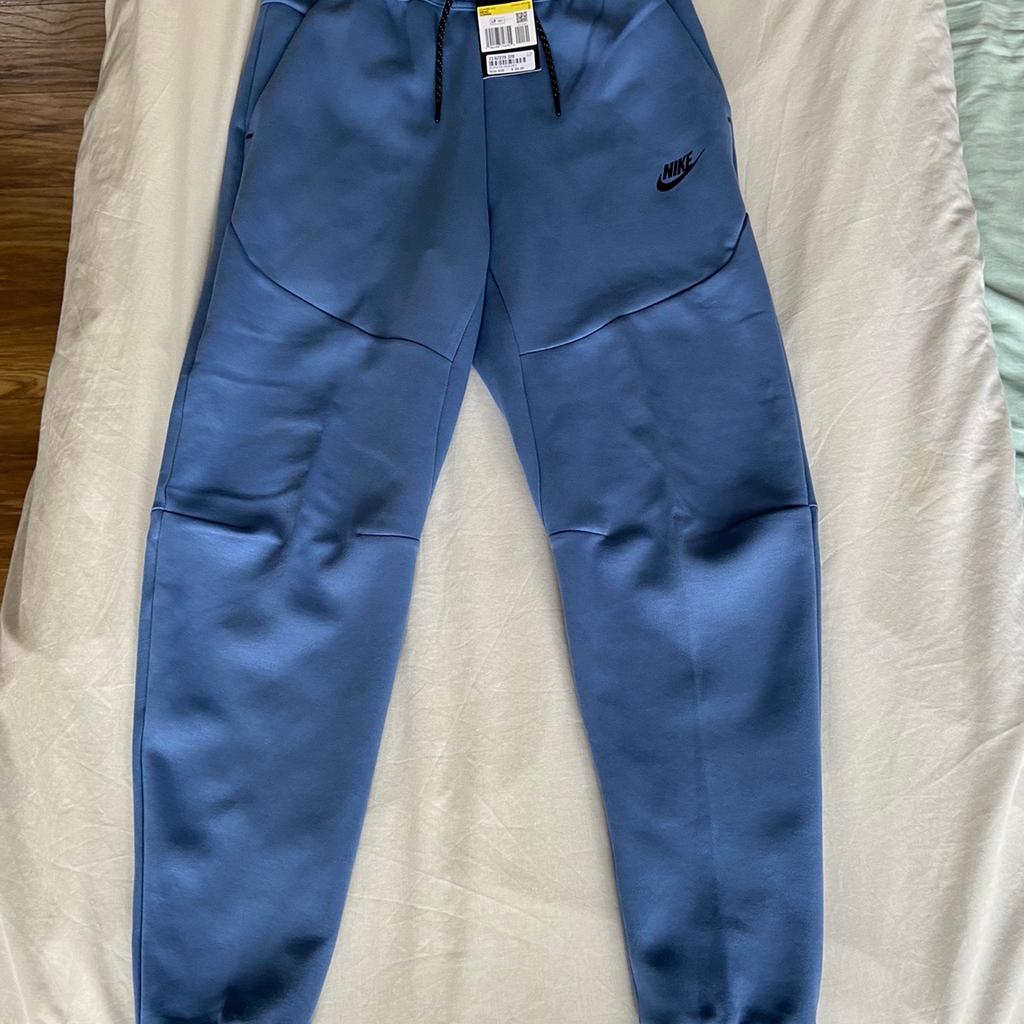 BRAND NEW MENS NIKE TECH FLEECE
-SIZE LARGE
-100% AUTHENTIC NIKE WITH ORIGINAL TAGS AND PACKEGING
-EXTREMELY RARE COLOUR
-SOLD OUT EVERYWHERE
-SEE PREVIOUS POST TO VIEW HOODIE THAT GO WITH IT