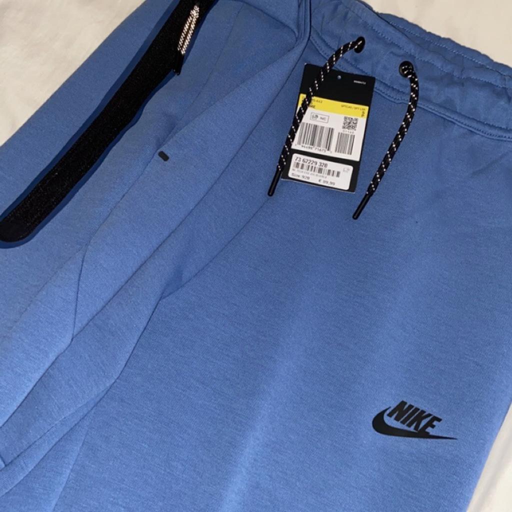 BRAND NEW MENS NIKE TECH FLEECE
-SIZE LARGE
-100% AUTHENTIC NIKE WITH ORIGINAL TAGS AND PACKEGING
-EXTREMELY RARE COLOUR
-SOLD OUT EVERYWHERE
-SEE PREVIOUS POST TO VIEW HOODIE THAT GO WITH IT