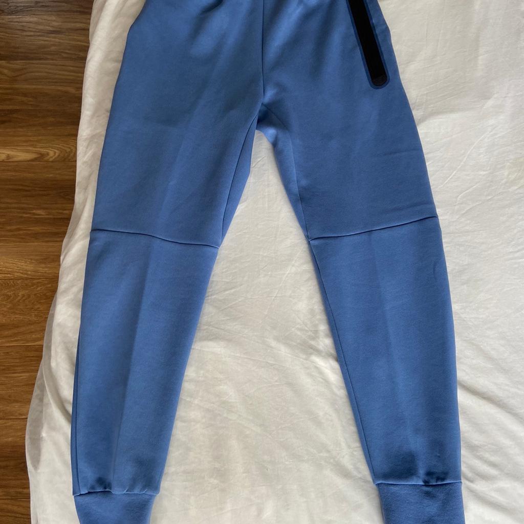 BRAND NEW MENS NIKE TECH FLEECE
-SIZE LARGE
-100% AUTHENTIC NIKE WITH ORIGINAL TAGS AND PACKEGING
-EXTREMELY RARE COLOUR
-SOLD OUT EVERYWHERE
-SEE PREVIOUS POST TO VIEW HOODIE THAT GO WITH IT