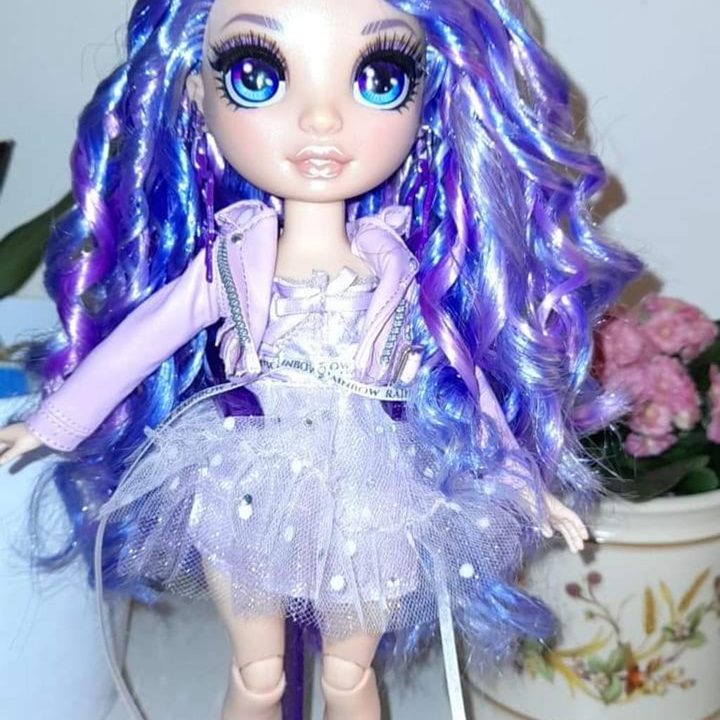 in amazing condition has all her pieces
I have changed her hair style and curled it
£10
postage available
paypal payment please