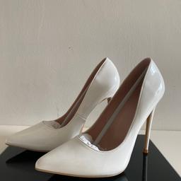 Ladies white heels 👠

Brand new , great for parties, proms, office wear, weddings, bridal wear

