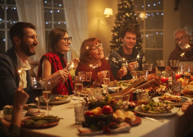 Repas de Noël en famille (source : Shutterstock)