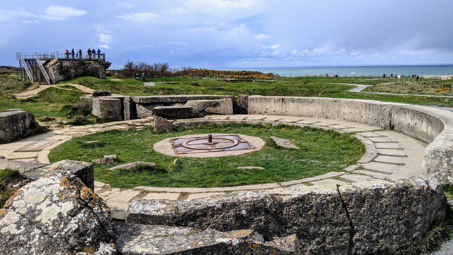 Circular concrete emplacement with a central gun mounting