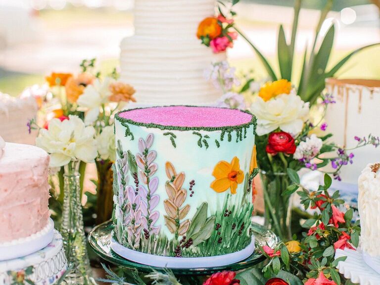 Single-tier wedding cake with garden-inspired decorations