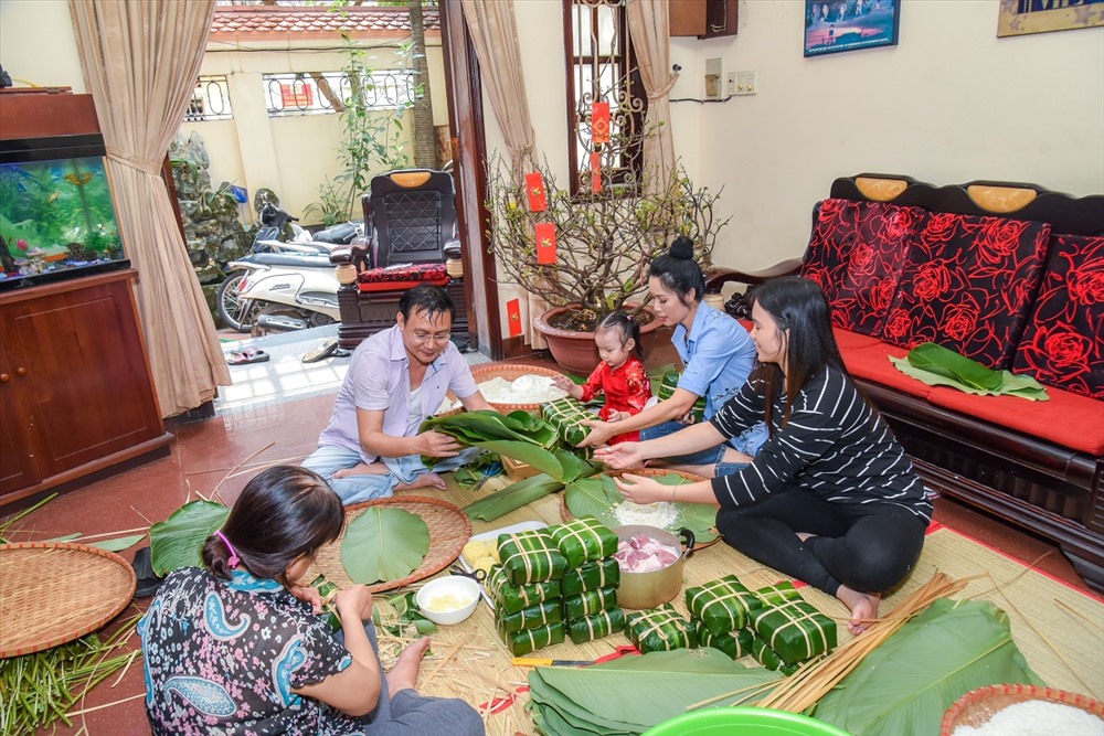 Bánh chưng là món ăn truyền thống không chỉ ngon miệng mà còn mang ý nghĩa sâu sắc về tình thân, tình bạn. Hãy dành chút thời gian để chiêm ngưỡng hình ảnh bánh chưng đậm chất truyền thống này để cảm nhận sự đậm đà của văn hóa Việt Nam.