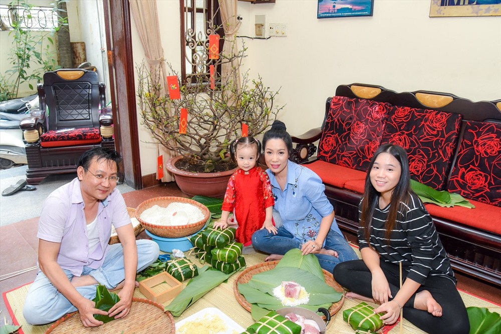 Á hậu Trịnh Kim Chi: Vẻ đẹp trong sáng, nét nữ tính đầy cuốn hút của Á hậu Trịnh Kim Chi đã khiến cô trở thành người mẫu hàng đầu của làng giải trí Việt Nam. Với những hình ảnh tuyệt đẹp, bạn sẽ được chiêm ngưỡng vẻ đẹp lấp lánh của Á hậu và cảm nhận được sức hút của nhan sắc Việt Nam.