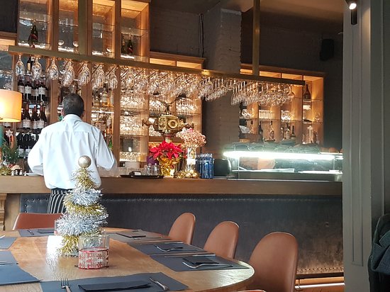 Vista del interior del restaurante... mesa montada y al fondo la barra:  fotografía de Pebre Negre Restaurant, Barcelona - Tripadvisor