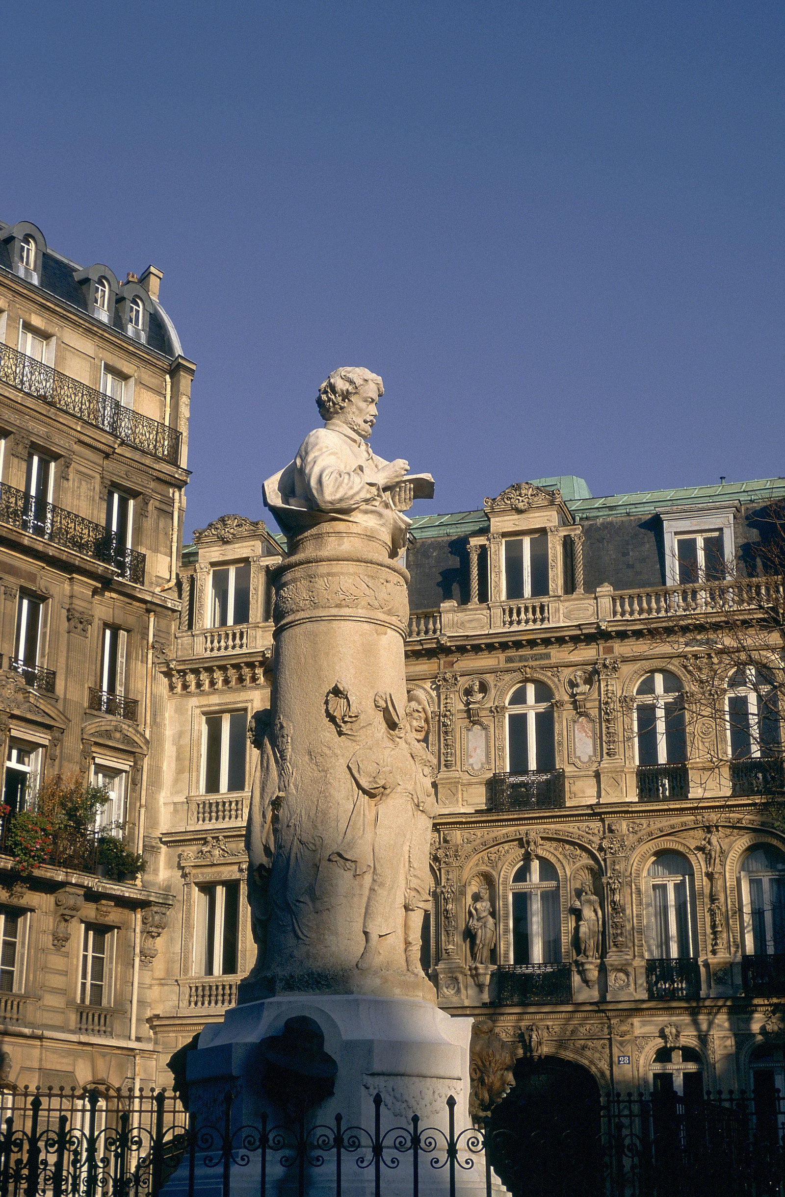 PARIS LA PLACE SAINT GEORGES ET L'HOTEL DE LA PAIVA. Paris 9e arrondissement quartier de la Nouvelle Athènes place...