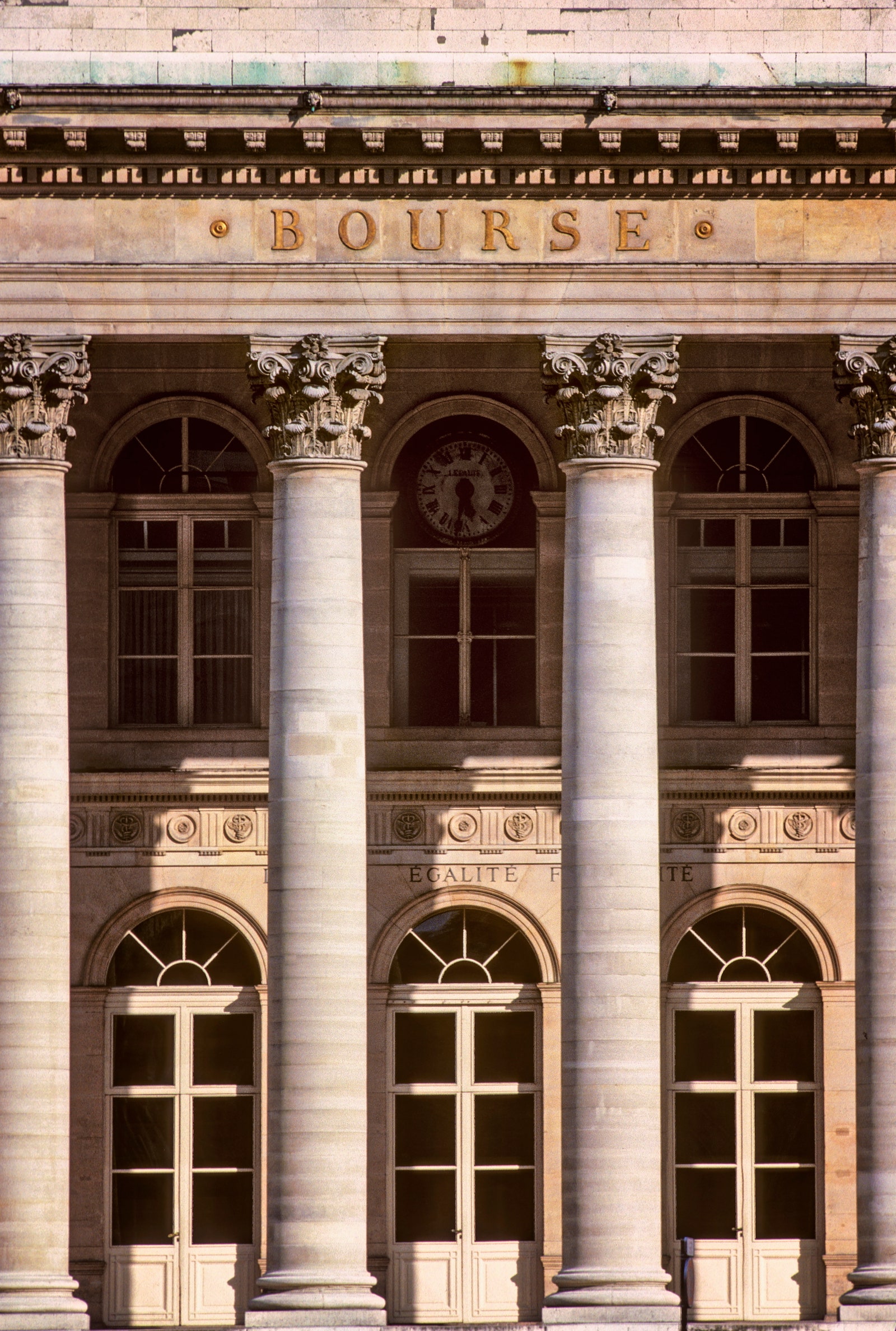 Le palais Brongniart alias la bourse de Paris a t utilis lors du film pour crer des dcors bien particuliers notamment...