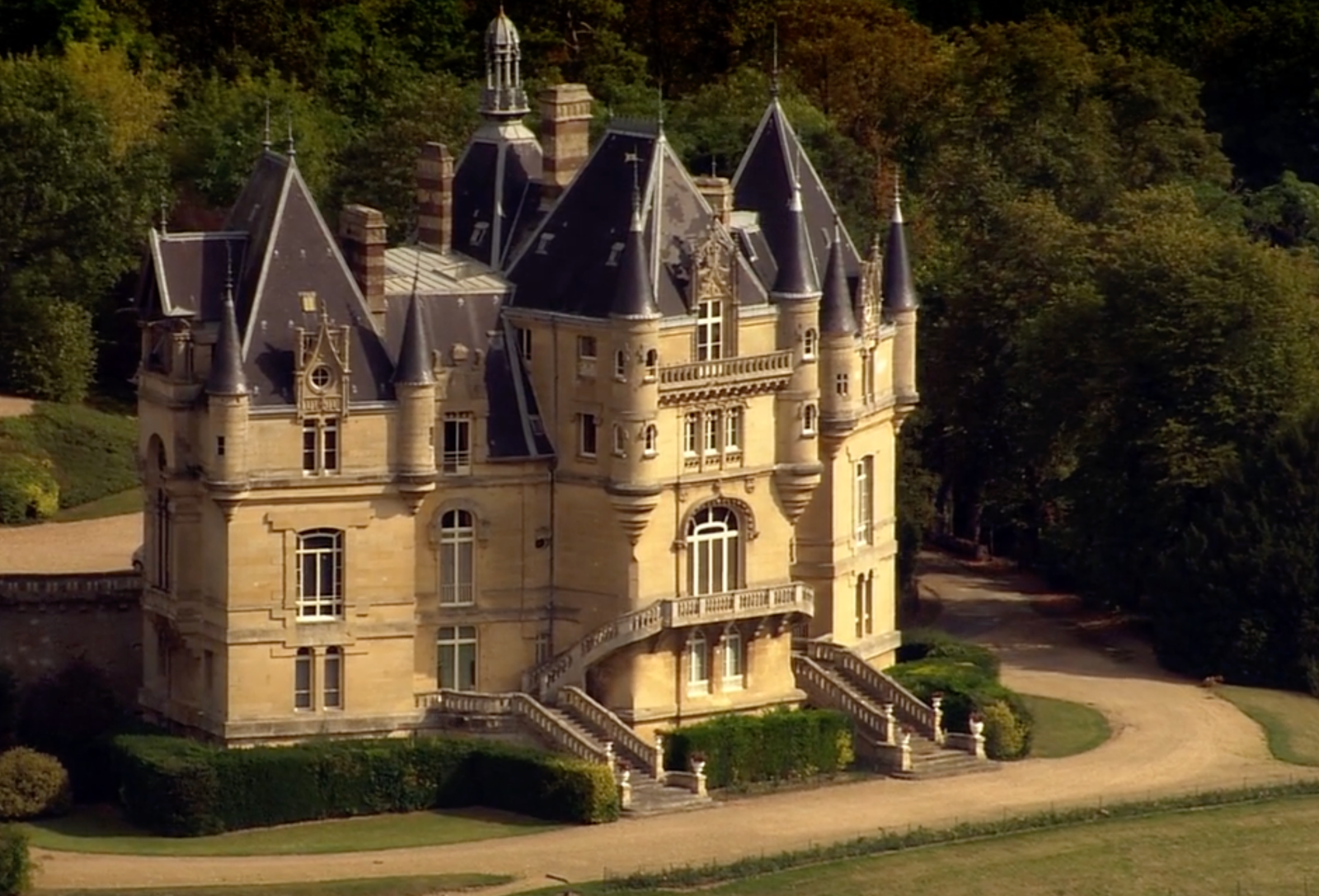 Le château de Dampont vu de l'extrieur de dos avec ouverture sur la cour.