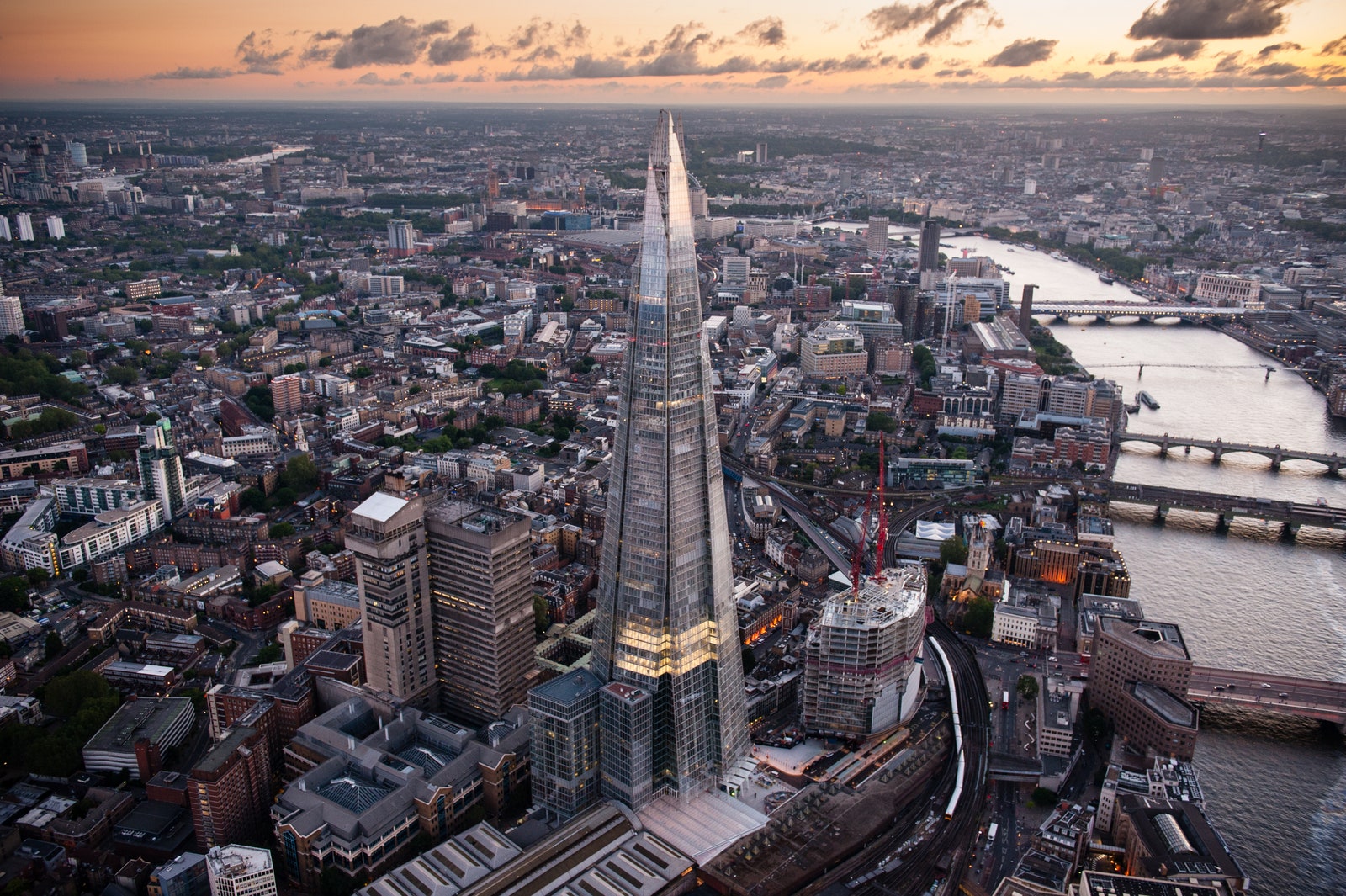 tall building pointed towards the sky