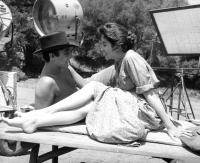 THE FIEND WHO WALKED THE WEST, Robert Evans, Linda Cristal on set, 1958