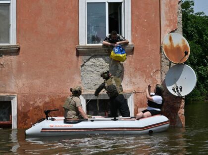 TOPSHOT - Servicemen of the National Guard of Ukraine deliver food to the residents of a f