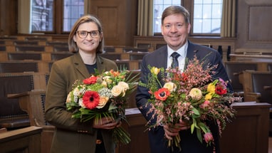 Grossratspräsident Balz Herter (Mitte) und Statthalterin Gianna Hablützel-Bürki (SVP) mit Blumensträussen im Grossratssaal