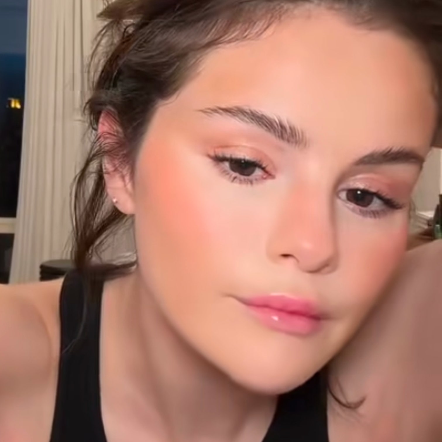 Selena Gomez Reveals Her Speedy Makeup Routine for an Instant Christmas Glow